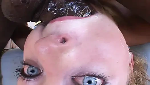 Sarışın kız iki büyük siyah yarağı emiyor ve sikiyor