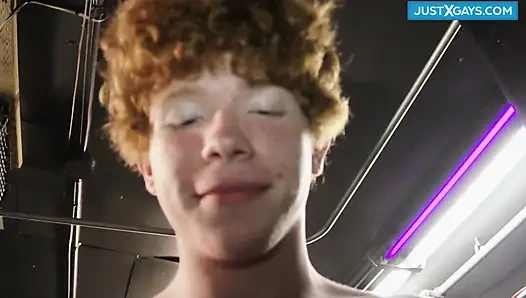 Eşcinsel üniversiteli oğlanlar odada sikişiyor