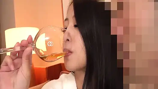 Cesur güzel satomi en başından itibaren kontrolü eline alıyor ve derin bir döl dolu geceye biniyor