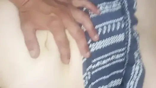 Evli kadın bacaklarını ayırıyor