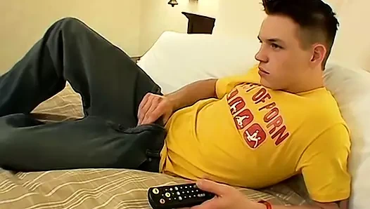 Jeremiah johnson çük ve vuruşları üzerinde şişmiş bir prezervatif koyar