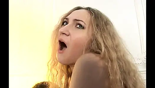 Sarışın genç kız ilk yarağını denemek istiyor