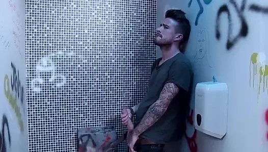 Esmer genç kız büyük yarakla sikiliyor