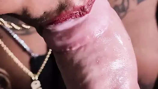 Sürtük kraliçe "dark dea" büyük zenci yarağı "white kong" için ıslak sakso çekiyor