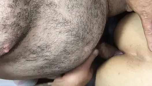 Ev yapımı anal seks yaparak doğal esmerin içine boşalması için götünü kırdım