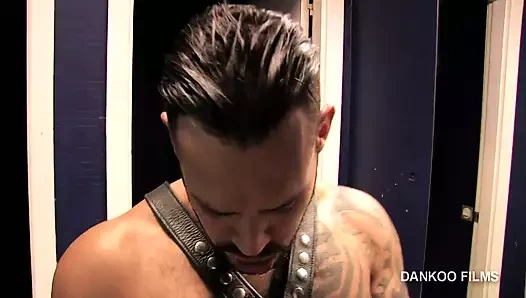 Viktor sert bir adam Alejandro'ya sikişiyor götten sikişiyor !!