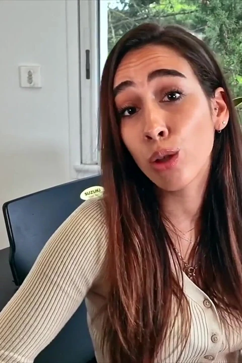 Çok utangaç olmayan genç minx Camila sikilmek istiyor