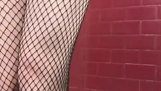 Harika kadın işiyor ve orgazm oluyor