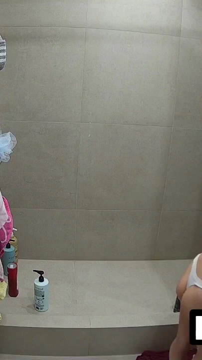 LUUV. Grossy web kamerasında dişlerini üstsüz ve bikinili fırçalıyor | Klip 1