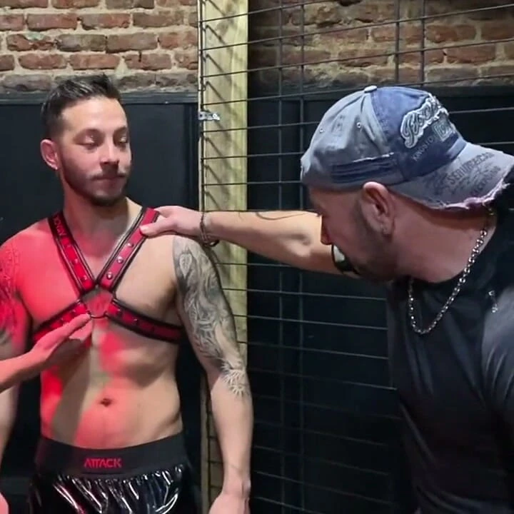 Kaslı Adam Arkadaşıyla Yatıyor