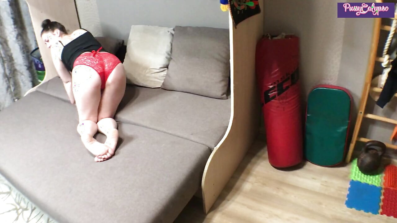 Üvey anne yanlışlıkla kanepede sıkıştı