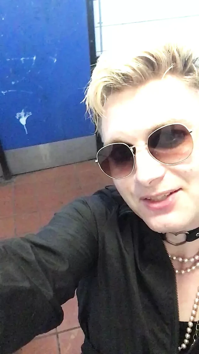 Трах сисси Jes Brinch в публичном туалете с дилдо