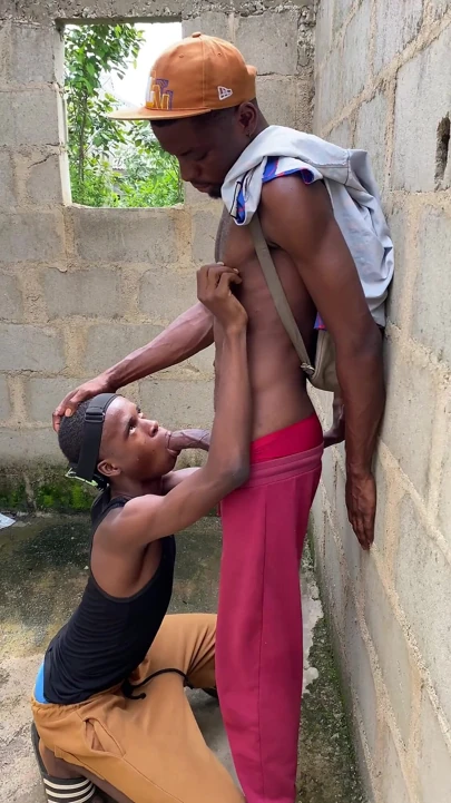 Twink beni dışarıda sikimi okşuyor