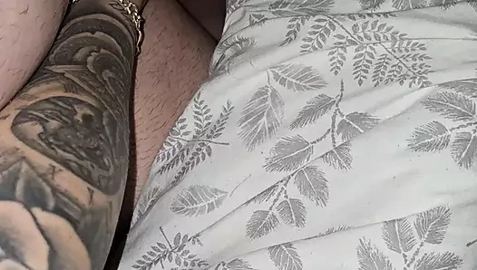 Dövmeli üvey anne üvey oğluyla mastürbasyon yapıyor ve düşük ereksiyon