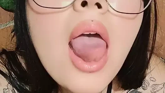 Cali şişman vajinadan sütünü çıkarana kadar evde tek başına mastürbasyon yapıyor