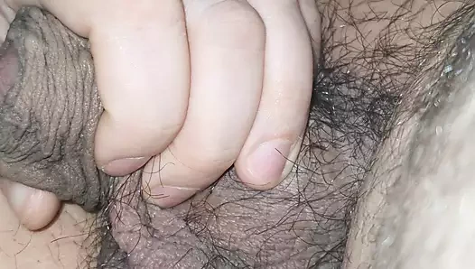 Üvey anne yatakta üvey oğlunun yarağına 5 dakikalık elle muamele çekiyor