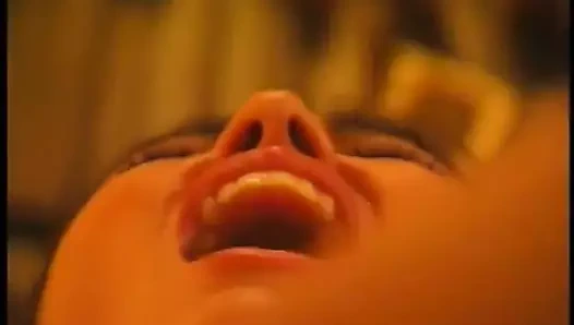 Büyük memeli ateşli Asyalı orta yaşlı seksi arkadaşını çeşitli oyuncaklarla sikiyor