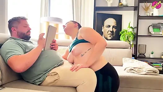 Genç evli kadın Lexi kredi kartı almak için babasının yarağını emiyor