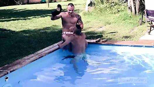 Havuz kenarında vahşi bir kahrolası oturum