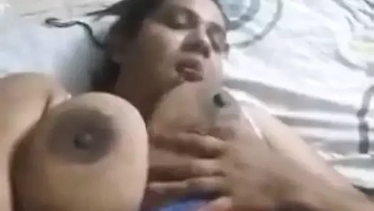 Büyük memeli Hintli kız