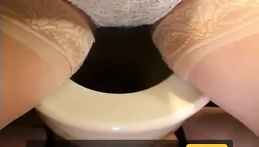 Tatlım tuvalette işiyor