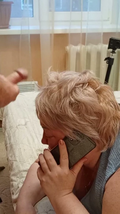 Sikimi görmezden gelmem için üvey annemin kafasına boşalıyorum | Klip 1