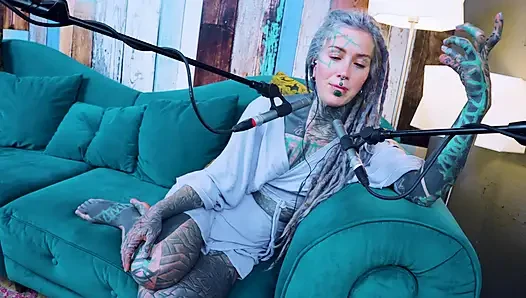 U hakkında konuşuyorum - rahatsız - asmr podcast sfw konuşuyor gotik sıska kız dreadlocks dövmeli model dövmeli kız