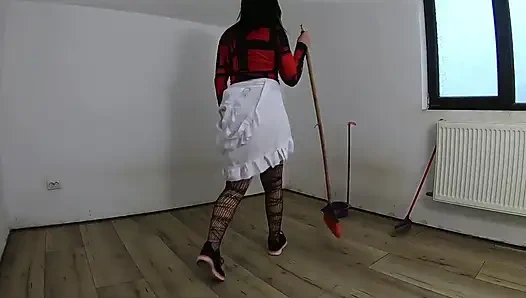 Erkek delisi hizmetçi terk edilmiş bir evi temizlerken süpürge ve paspasla mastürbasyon yapıyor