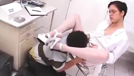 Doktorun ayaklarına tapmak