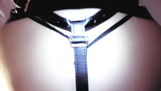 Maskeli çok ateşli sahibe Eva Latex büyük yarak emiyor bakış açısıyla ıslak amcığını sikiyor fetiş zenci çizmeler