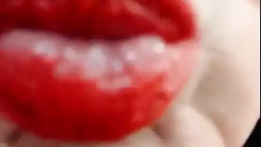 Ağız turu ile kırmızı ruj