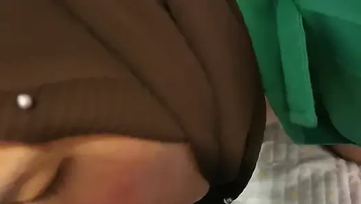 Kadın uçuş görevlisi binmeden önce alıyor