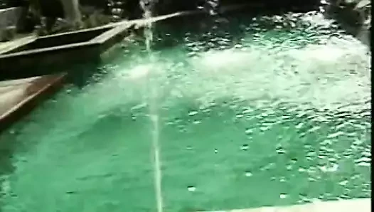 Büyük çük binmek için yuvarlak eşek ile bir sarışın seks şeytan alır