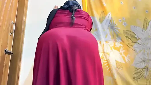 Güzel ateşli üvey anne Suudi Arabistan'da burqasını açıyor ve büyük götünü gösteriyor - tesettür ve peçeli seks