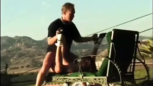 Seksi sürtük bebek sıkı amcığını açık havada sert siktiriyor