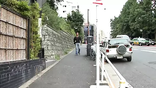 Asya genç kaltak sürmek bir dev horoz