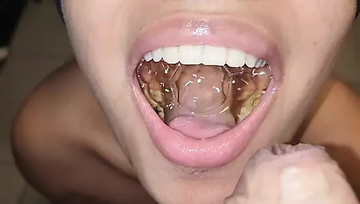 Sürtüğün karnını bolca sarı sidikle dolduruyor