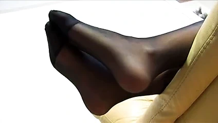 siyah naylon ayaklar kızdırmak üzerinde kanepe