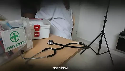 Doktor klinikte hastayı kontrol ediyor