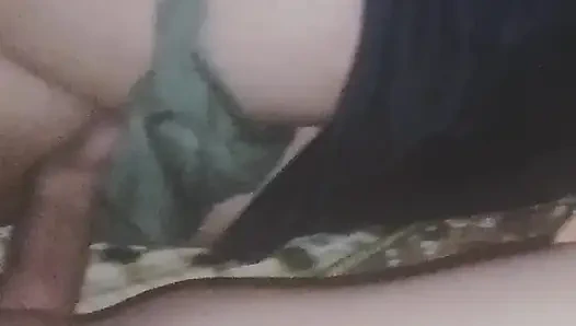 Üvey kız kardeşimin odasında otururken çığlık atıyordum