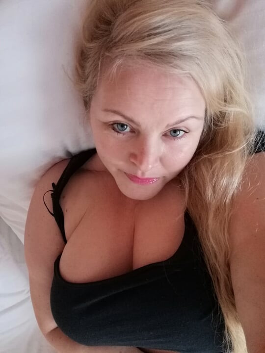 Olgun orta yaşlı seksi kadın kitty queen vibratörüyle banyoda - gerçek orgazm için ev yapımı gerçek iri güzel pawg mastürbasyonu
