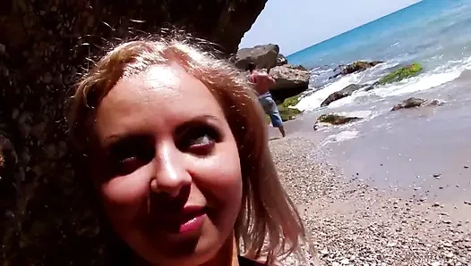 Ateşli kızlar ve dev yaraklarla açık havada seks