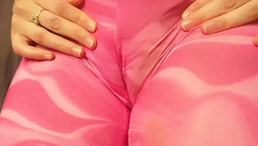 Hamile üvey kız kardeş deve toynağı amcık twerk yapıyor ve pembe taytla mastürbasyon yapıyor