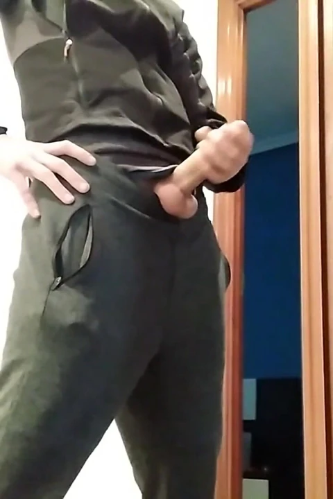Büyük yaraklı ateşli amatör adamdan elle muamele, kapıya ateş ediyor