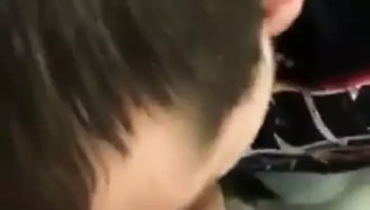 Arkadaşına cim ile üfleme