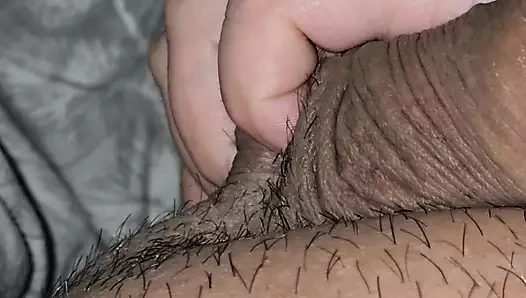 Üvey kız kardeş üvey erkek kardeşinin yarağını alıyor ve ona sert mastürbasyon yapıyor