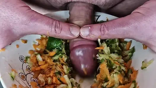 Bir köle bir salatayı sikmeli ve cömertçe boşalmalı. Yemek fetişi, mastürbasyon talimatları ve döl yeme talimatları. Bon appetit