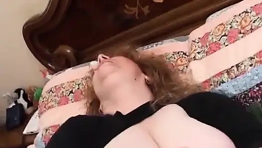 Amatör şişman kadın yatağında dildolarla oynuyor