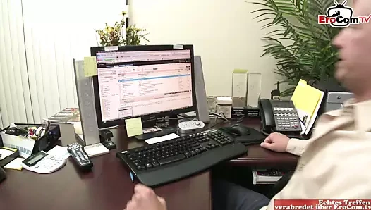 Sıska siyah saçlı camgirl ile küçük memeler sikikleri üzerinde web kamerası