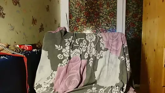 Meme uçları topuklularla oynar ve ovuşturur